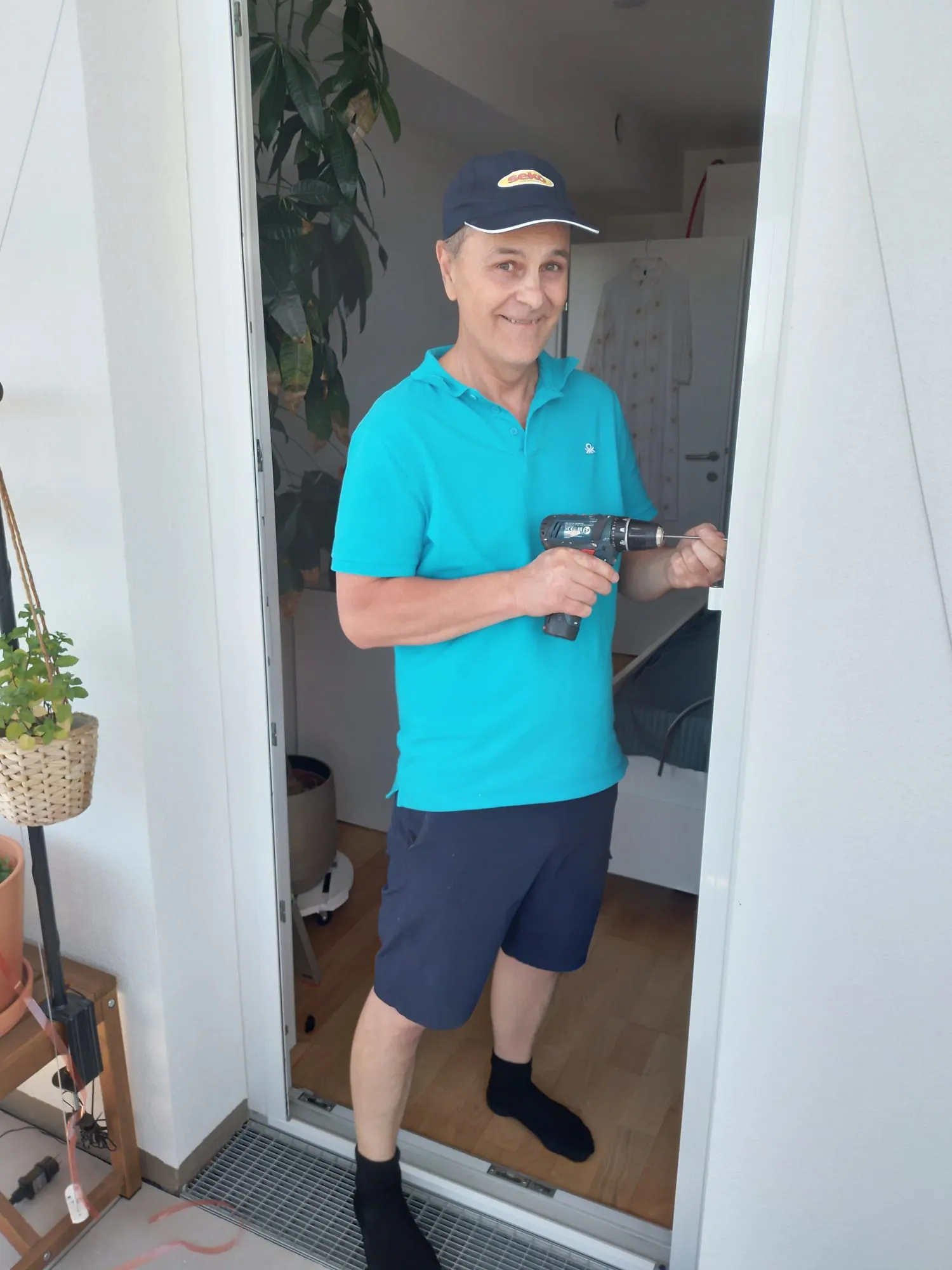 Manfred Schwab, Flitec Fachbetrieb, bei der Montage in Graz