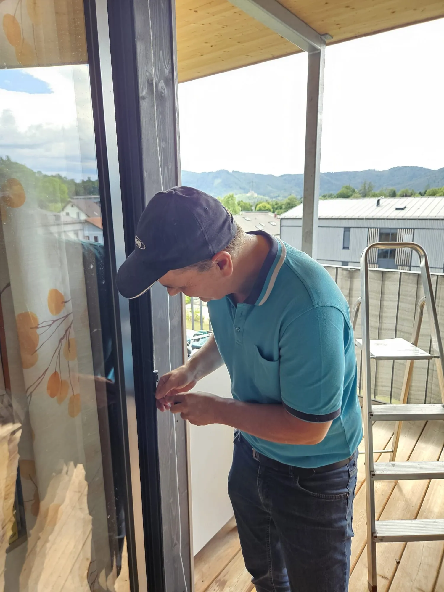 Feinjustierung einer Insektenschutztuer bei der Montage in Graz