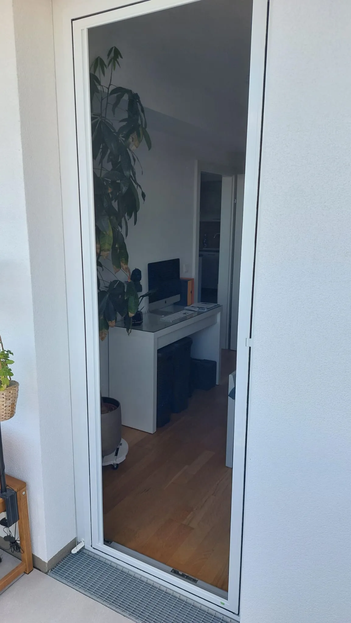 Insektenschutztuer fuer Balkontuer, montiert in Graz
